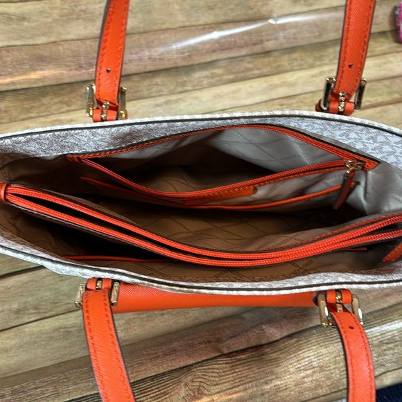 NWOT- Jet Set Medium Multifunction Pocket Tote Bag with Wallet - Picture 9 of 16